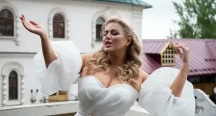 Анна Семенович стала гламурнее и моложе кадры