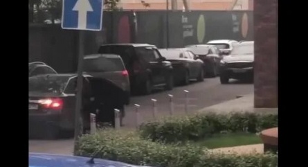 Автомобиль Чеховой попал в перестрелку кадры Автомобиль Чеховой попал в перестрелку кадры