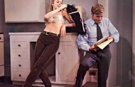 Босиком в парке кадры