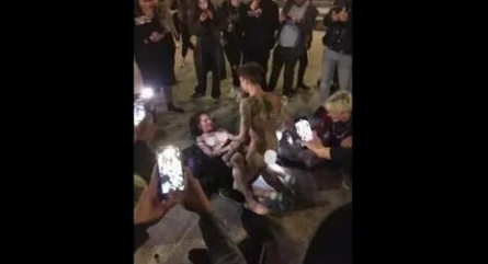 Британского комика Рассела Брэнда скрутили за побои фотографа кадры