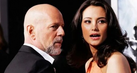 Сексапильный Брюс Уиллис и его неповторимые дамы: развлекайтесь с главным мачо киноиндустрии кадры