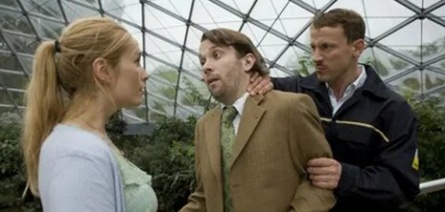 Человек в большом городе кадры