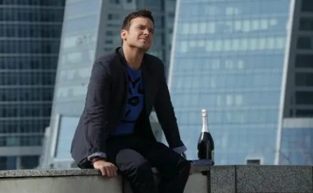 Человек в большом городе кадры