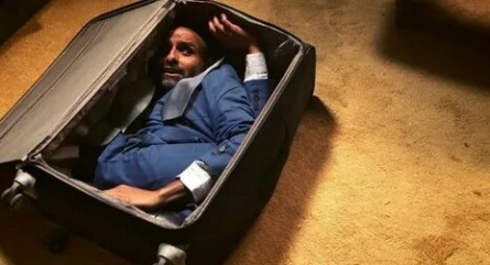 Человек в чемодане кадры