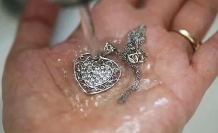 Чистка серебряных украшений кадры