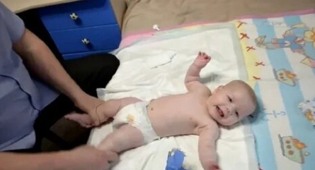 Необычное поведение ребенка: как помочь, если он запрокидывает голову назад? кадры