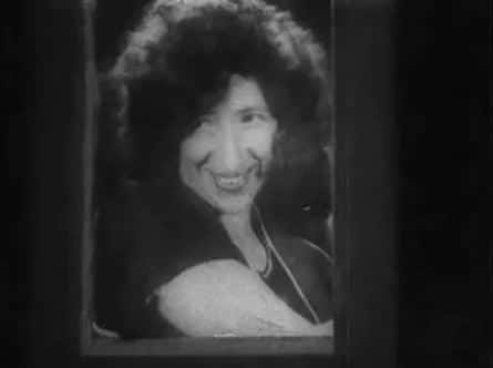 Девушка с коробкой кадры