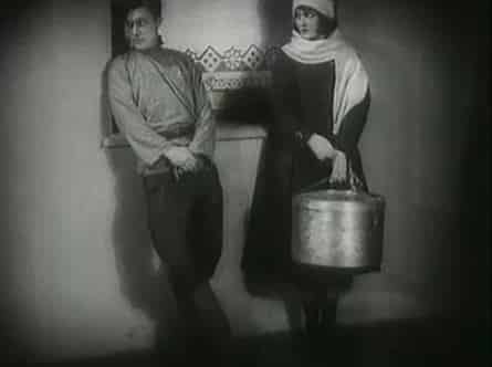 Девушка с коробкой кадры