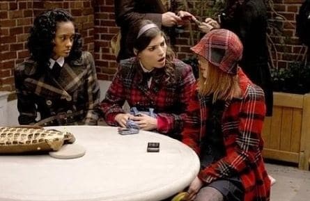 Девушка-сплетница-4 кадры