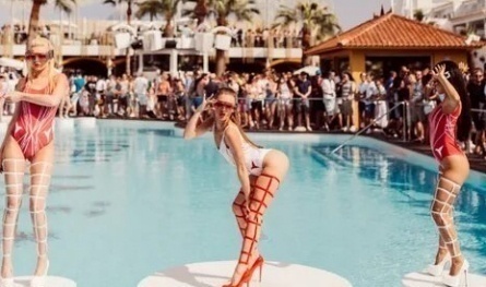 Девушки на вечеринке у бассейна кадры