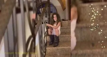 Дочь Топурии шепелявит из за выпавшего зуба — мама умиляется за кадром кадры Дочь Топурии шепелявит из за выпавшего зуба — мама умиляется за кадром кадры
