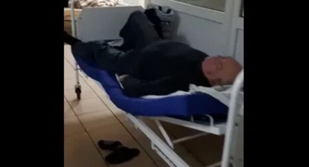 Догилеву отвезли в клинику с острой болью в области живота кадры