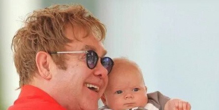 Элтон Джон вновь хочет стать папой кадры
