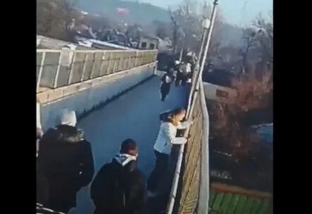 Эмиль Хирш собрался покончить жизнь самоубийством кадры Эмиль Хирш собрался покончить жизнь самоубийством кадры