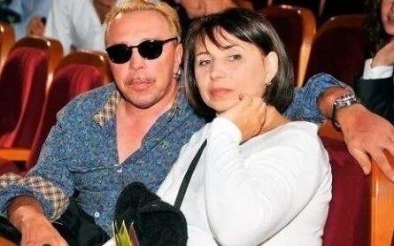 Секрет семейного счастья Гарика Сукачева: 35 лет в браке и кто стоит рядом с артистом на фото кадры