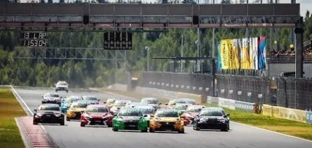 Гонки на Петербургском автодроме кадры