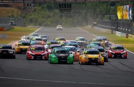 Гонки на Петербургском автодроме кадры