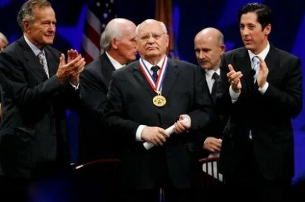 Горбачев раздал премии имени себя кадры Горбачев раздал премии имени себя кадры