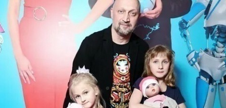 Гоша Куценко нашел себе новую блондинку кадры