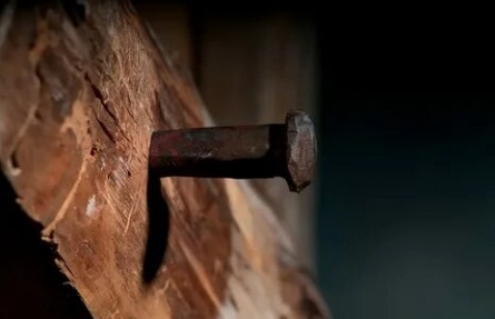 Гвоздь в стену кадры