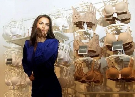 Ирина Шейк презентовала Perfect Bra Book кадры