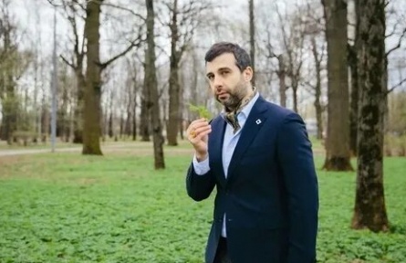 Иван Ургант заселился в шикарный особняк на Рублевке кадры