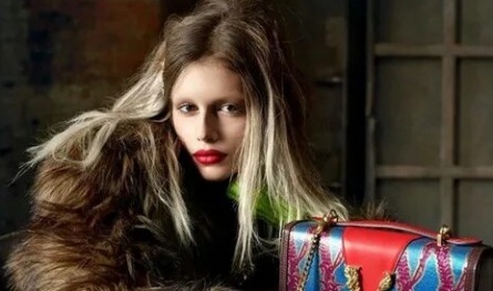 Кайя Гербер стала лицом Versace кадры Кайя Гербер стала лицом Versace кадры