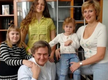Секреты семьи Юрия Стоянова: узнайте, как выглядят его красивые жены и талантливые дети кадры