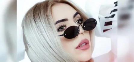 Карина Кросс накормила фанатов 157 килограммовым тортом со своим изображением кадры Карина Кросс накормила фанатов 157 килограммовым тортом со своим изображением кадры
