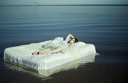 Семейная жизнь в необычных условиях: как я сплю на надувном матрасе, когда у меня есть дети мужчины от первого брака кадры