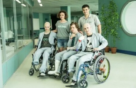 Красные браслеты кадры Красные браслеты кадры
