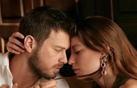 Любовь на экране и за его пределами: Кыванч Татлытуг и его супруга взорвали социальные сети своей романтикой кадры