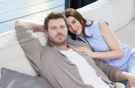 Любовь на экране и за его пределами: Кыванч Татлытуг и его супруга взорвали социальные сети своей романтикой кадры