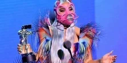 Леди Гага стала триумфатором на европейской церемонии MTV кадры Леди Гага стала триумфатором на европейской церемонии MTV кадры