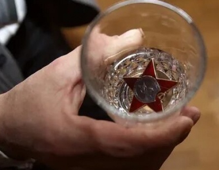 Леонтьев в стопке с водкой обмоет орден кадры Леонтьев в стопке с водкой обмоет орден кадры