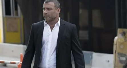 Лив Шрайбер пробьет шайбу кадры