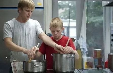 Мальчик на велосипеде кадры Мальчик на велосипеде кадры