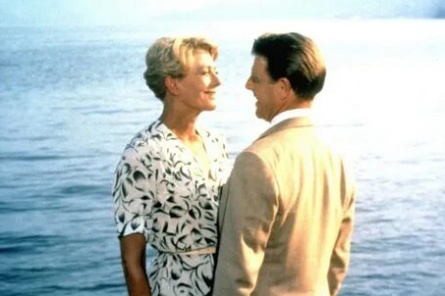 Месяц на озере кадры