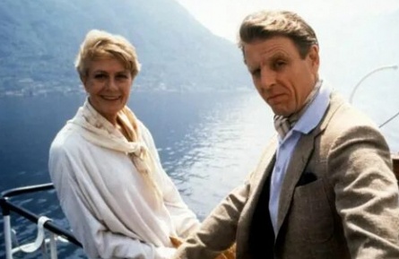 Месяц на озере кадры