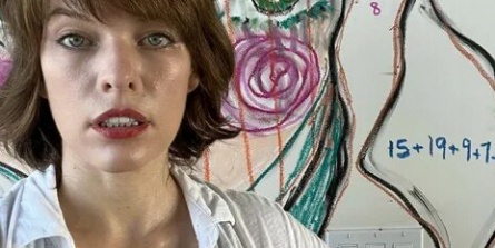 Милла Йовович поддержала участников митинга кадры