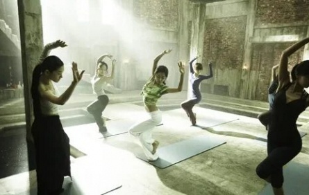 Модель Йога кадры