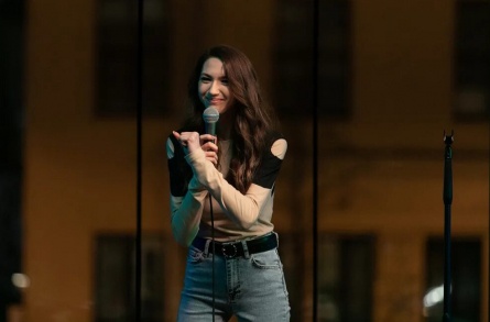 Надя Джабраилова: женщина-комик, чья карьера в стендапе находится в тени мужа кадры