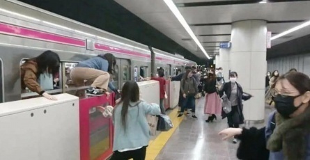 Насилие в метро кадры Насилие в метро кадры
