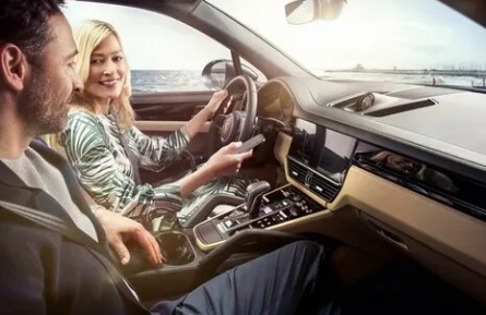 Навка посадила за руль своего Porsche Cayenne партнера по танцам кадры
