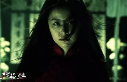 Обувь, запятнанная кровью кадры Обувь, запятнанная кровью кадры