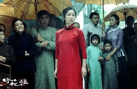 Обувь, запятнанная кровью кадры Обувь, запятнанная кровью кадры