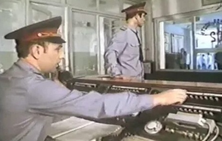 Одинокий автобус под дождем кадры Одинокий автобус под дождем кадры