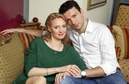 Верный семьянин Антон Хабаров: кто стоит за успехом актера и как выглядят его близкие? кадры