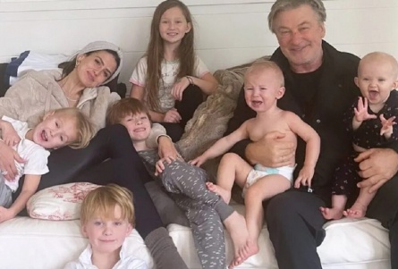 Многодетный молодец: история семьи Алека Болдуина, который стал отцом восьмой раз в 64 года кадры