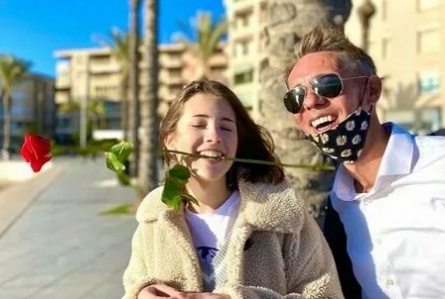Панин уже нянчит вторую дочь кадры